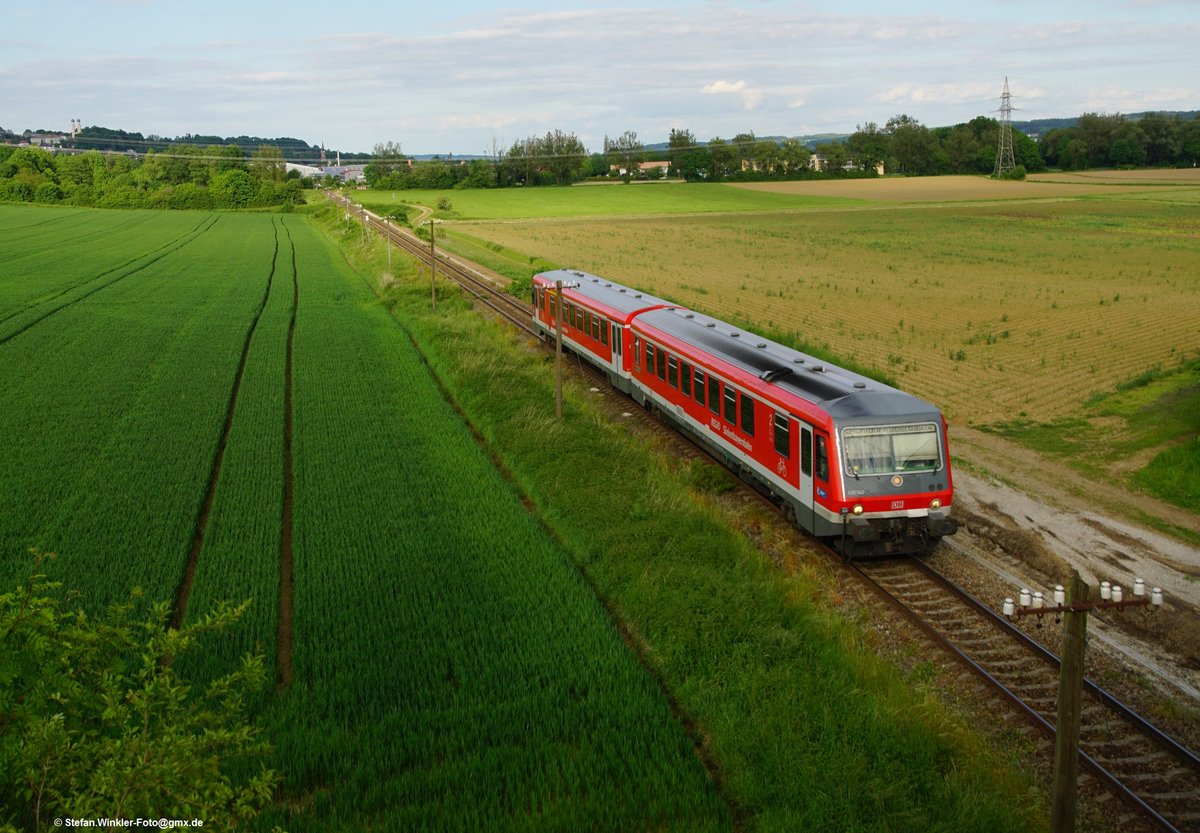 Rottalbahn bei Pfarrkirchen am 25.05.2017. Ein 628er kommt heran und fährt gleich unter einer Umgehungsstraße durch. Hinten links im Bild typische Kirchen , eben Südbayern...