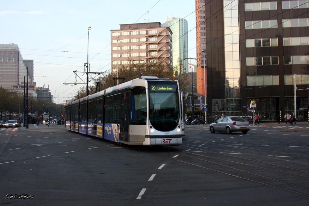 Rotterdam am 26.10.2014:
Tram 2055 der RET überquert die Kreuzung am Meeres Museum.