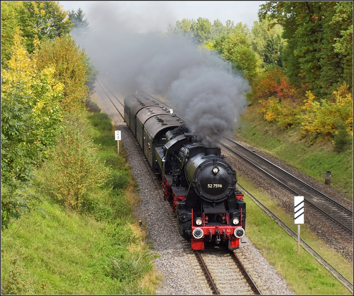 Rottweiler Dampftage 2017. Sonnentrahl an, 52 7596 der EFZ naht. Leider alleine, denn wegen der Rastattumleiter war eine Benutzung der Gäubahn nicht möglich. Rottweil Saline, September 2017.