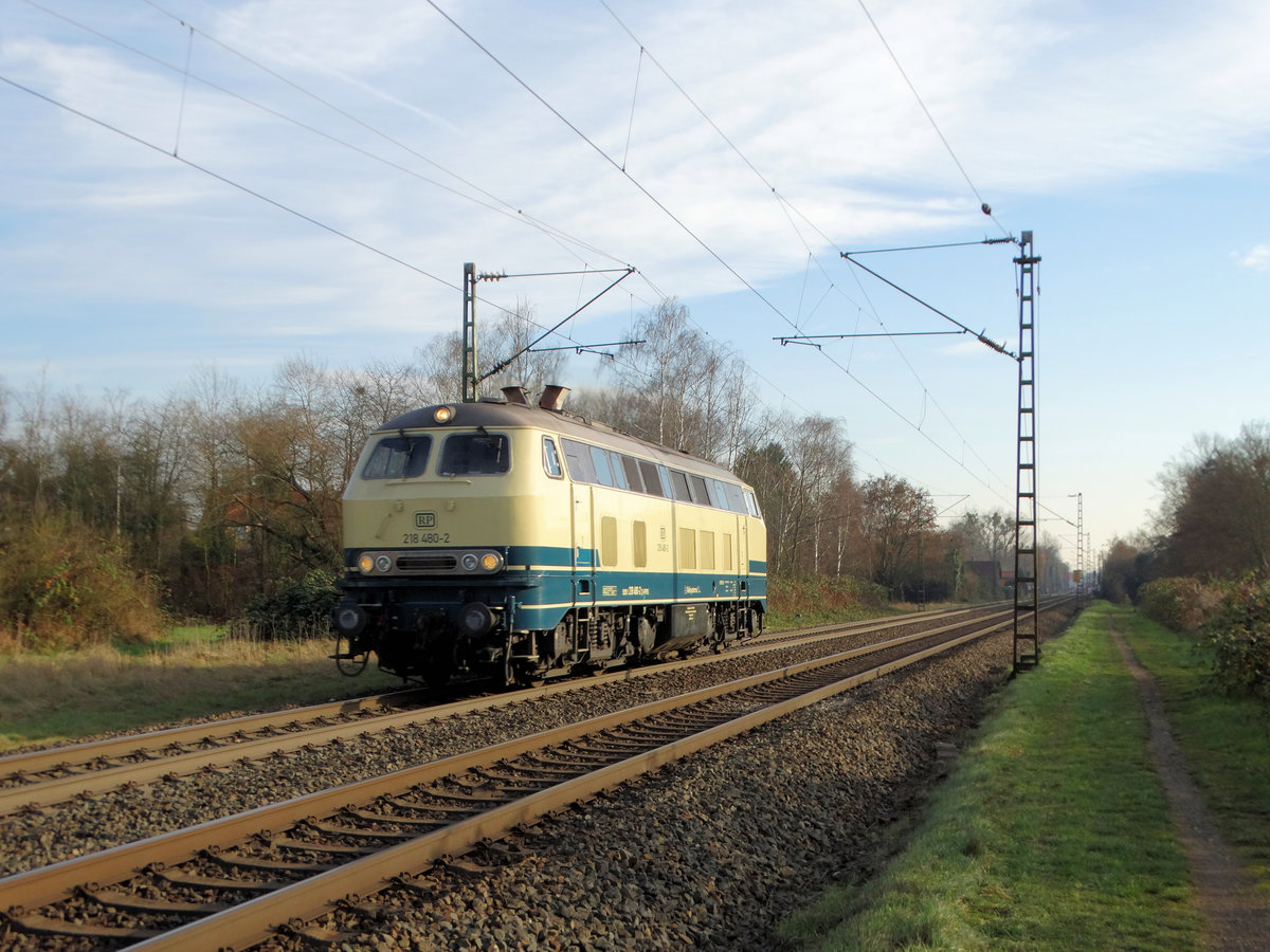 RP Railsystems 218 480-2 auf Überführungsfahrt am 10.12.16 in Hanau West KBS640