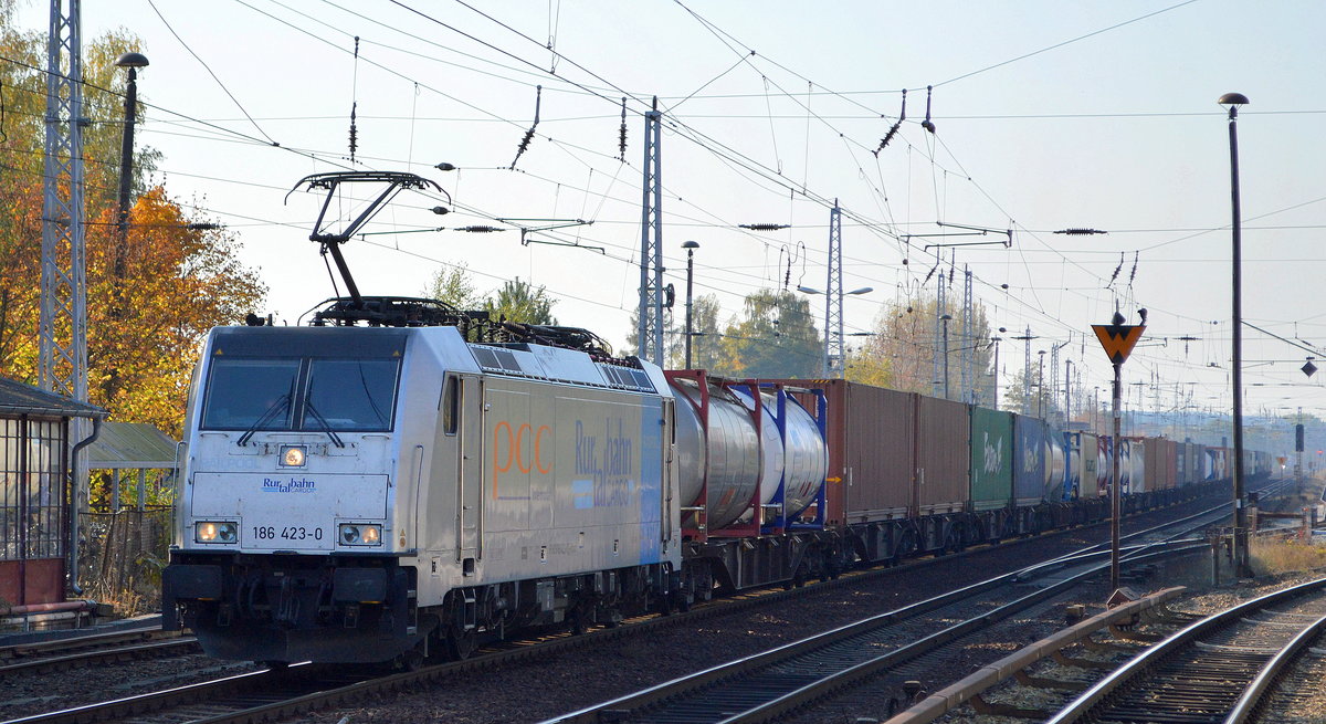 RTB CARGO GmbH mit Rpool   186 423-0  [NVR-Number: 91 80 6186 423-0 D-Rpool] und Containerzug am 17.10.18 Berlin-Hirschgarten Richtung Frankfurt/Oder.