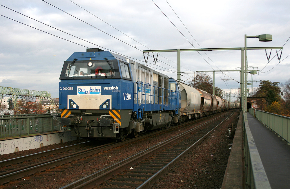 RTB V 204 befährt mit einem Zuckerzug nach Antwerpen eine der Vorbrücken der Kölner Südbrücke.
Aufgenommen am 6. November 2009.