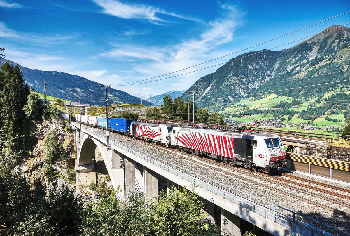 RTC 189 904-6 und LM 193 774-7 überqueren mit einem EKOL die neue Angerschluchtbrücke.
Aufgenommen am 30.8.2017.	