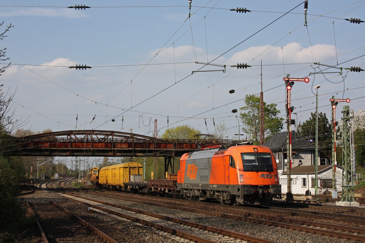 RTS 1216 902 zog am 24.4.13 einem langen Bauzug in Dsseldorf-Rath.