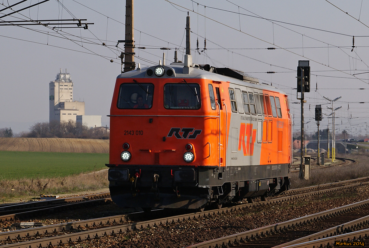 RTS 2143 010 fährt als Lokzug in Richtung Wien. Gramatneusiedl, 14.03.2013