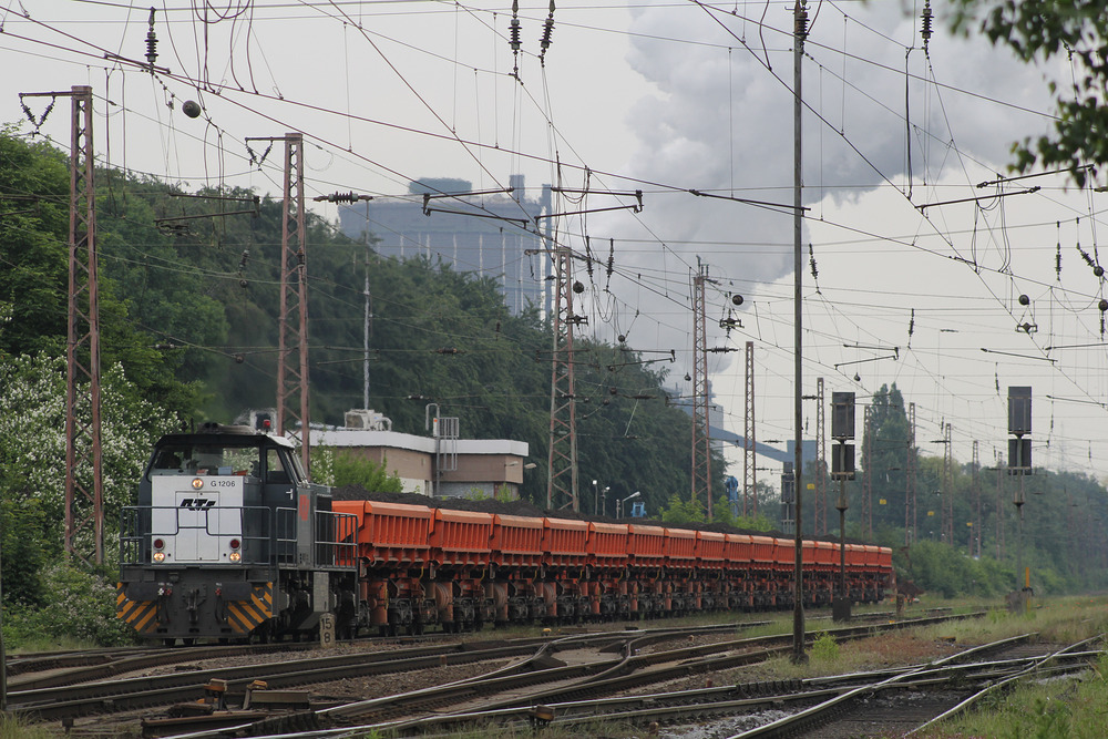 RTS 275 624 durchfährt den Güterbahnhof Bottrop Süd.
Im Hintergrund sieht man die Kokerei Prosper.
Aufnahmedatum: 02.06.2014