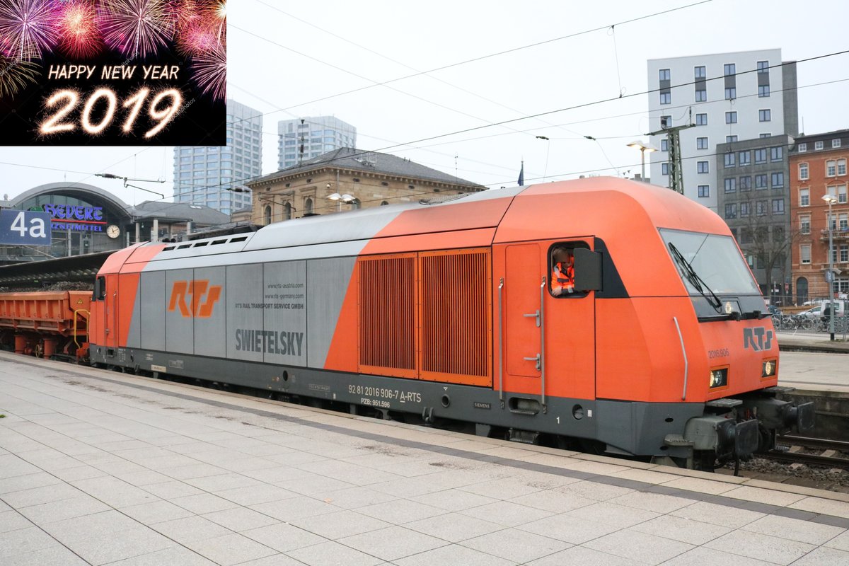 RTS Rail Transport Service Siemens Eurorunner 2016.906 mit Schotterwagen am 28.12.18 in Mainz Hbf. Mit diesen Foto wünsche ich euch einen guten Rutsch ins neue Jahr 2019 
