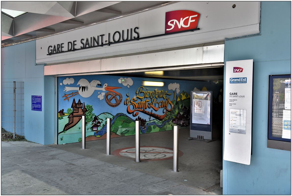 Rückseitiger Eingang ab der neuen Tramhaltestelle zum Bahnhof Saint-Louis (F). (15.09.2018)