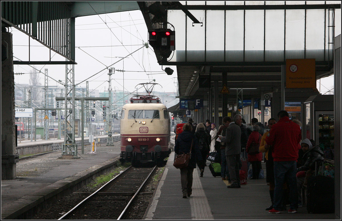 'Rückwärts' zum Hauptbahnhof hinaus -

Eine Lok der Baureihe 103 verlässt den Bahnsteigbereich des Stuttgarter Hauptbahnhofes und fährt (vermutlich) in ihre Warteposition.

14.10.2015 (M)