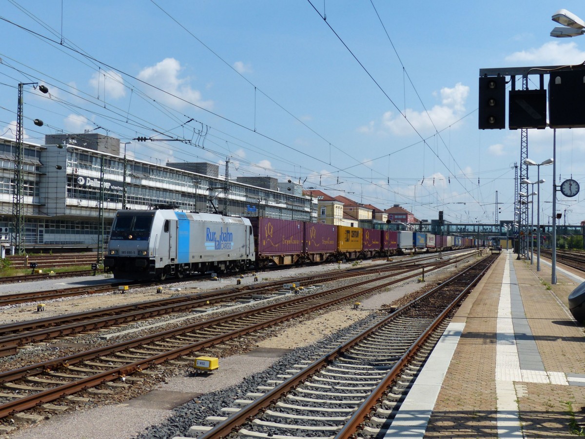 Rurtalbahn Cargo 185 690 zieht am 08.08.2014 einen gemischten Güterzug durch den Regensburger Hauptbahnhof.