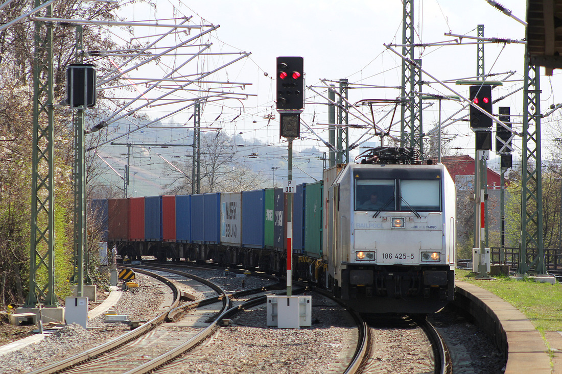 Rurtalbahn Cargo 186 425 mit einem Containerzug von Stuttgart Hafen zur Maasvlakte West.
Aufgenommen in Stuttgart-Untertürkheim am 28. März 2017.