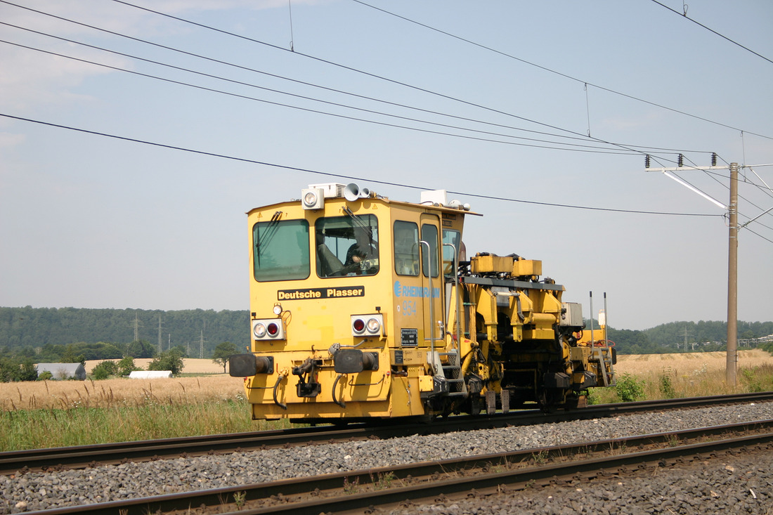 RWE Power 954 befuhr zum Aufnahmezeitpunkt die Nord-Süd-Bahn.
Aufgenommen am 18. Juli 2005 in Frechen..