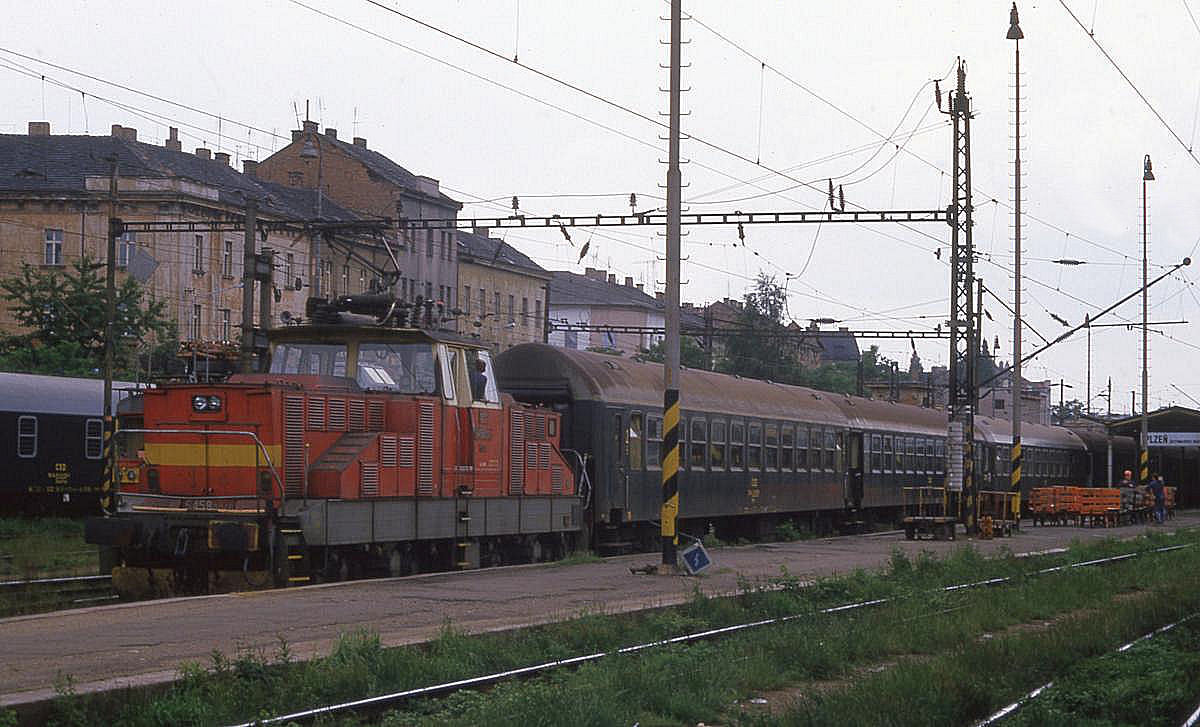 S 4580046 rangiert am 20.6.1988 D-Zug Wagen im damals noch Gottwaldovo genannten
Hauptbahnhof von Plzen.