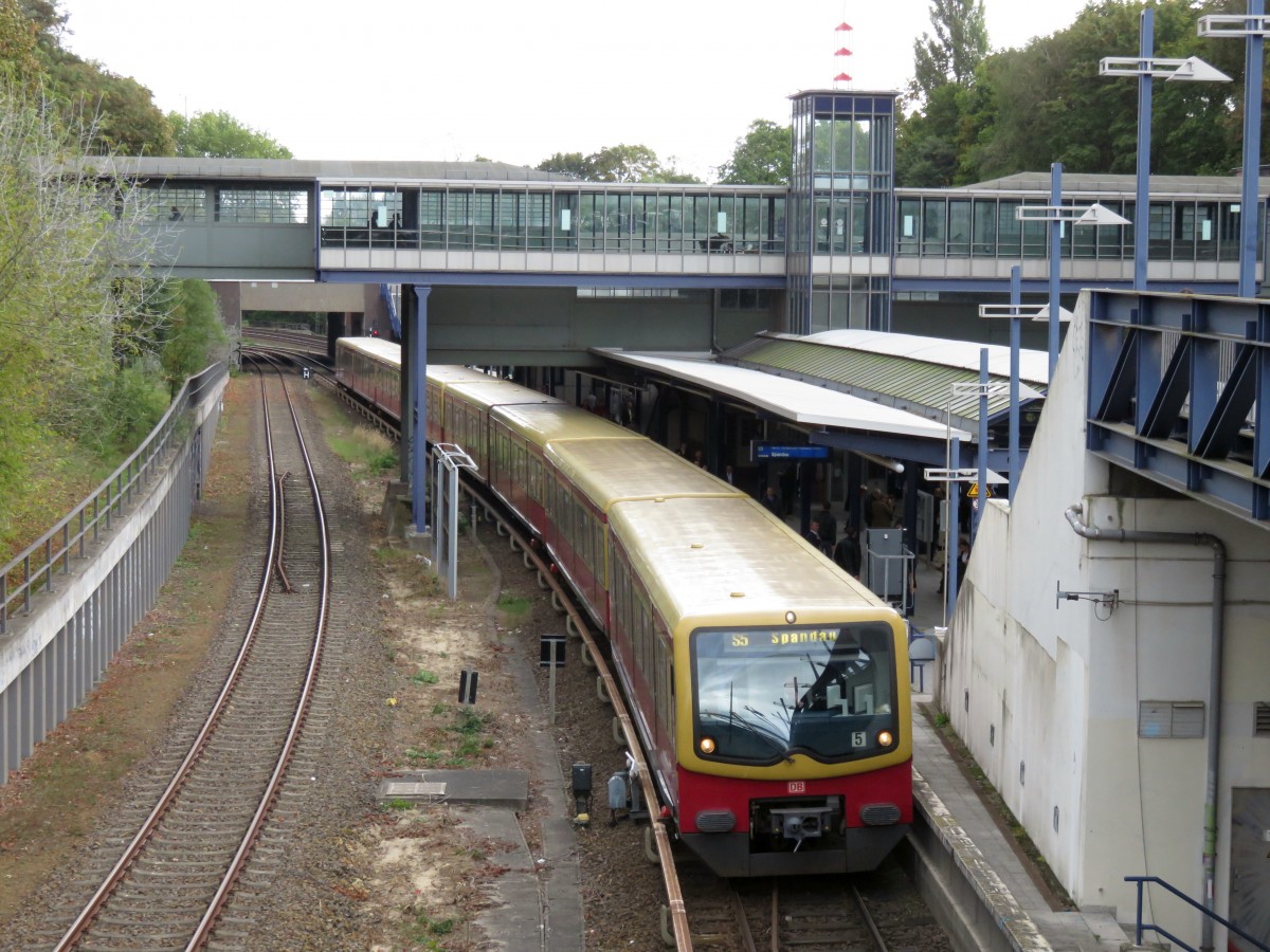 S 5 nach Berlin Spandau im Bahnhof Messe Süd am 25.09.2014