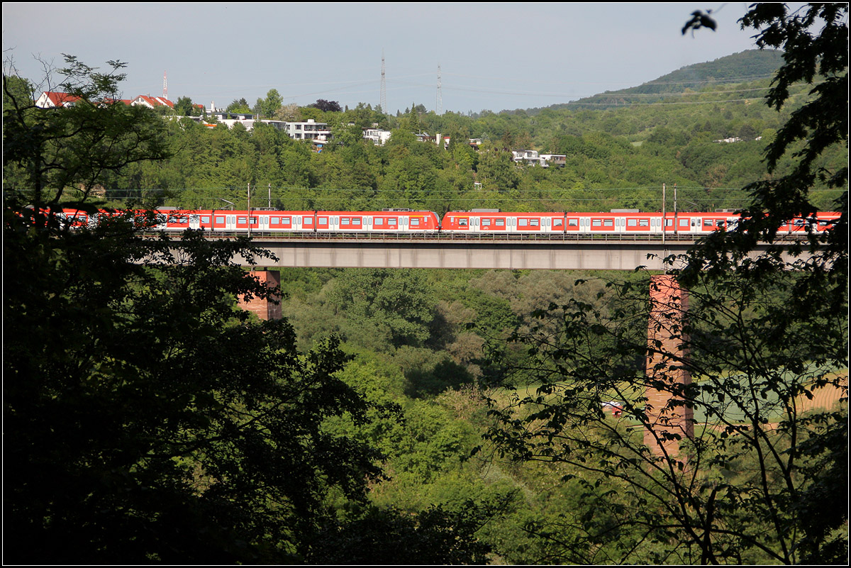 S-Bahn auf Viadukt -

Ein Zug der Baureihe 423 auf dem Remstal-Viadukt nördlich von Waiblingen. 

20.05.2011 (M)