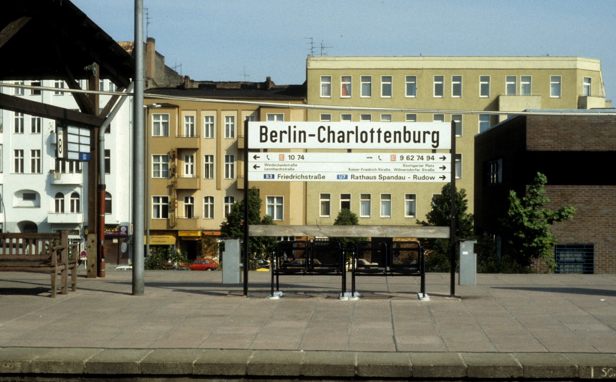 S-Bahn Berlin im Mai 1989: Hinweistafel im Bahnhof Berlin-Charlottenburg.