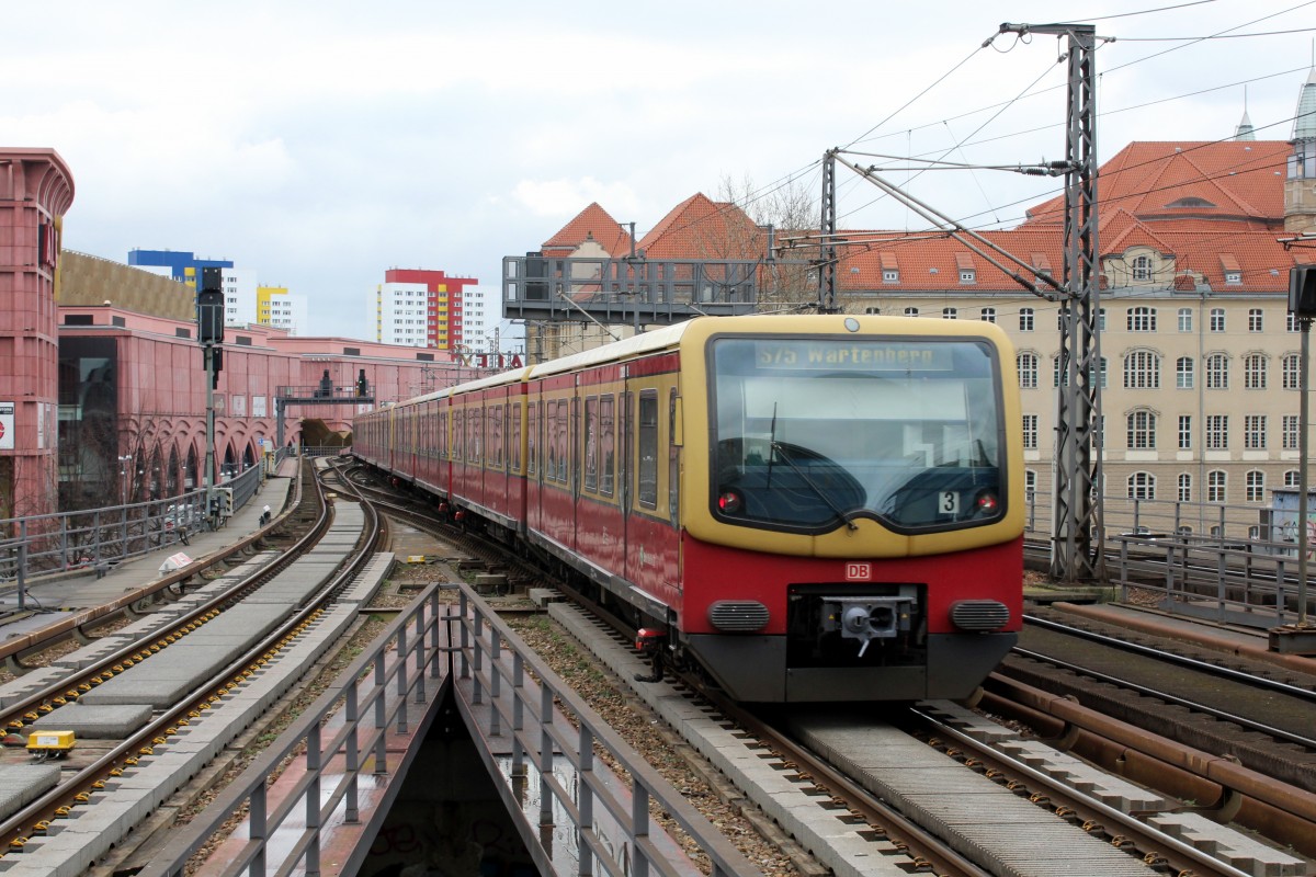 S-Bahn Berlin S 75 (BR 481/482) am 3. April 2015: Der Zug hat gerade den Bahnhof Alexanderplatz in Richtung Wartenberg verlassen.