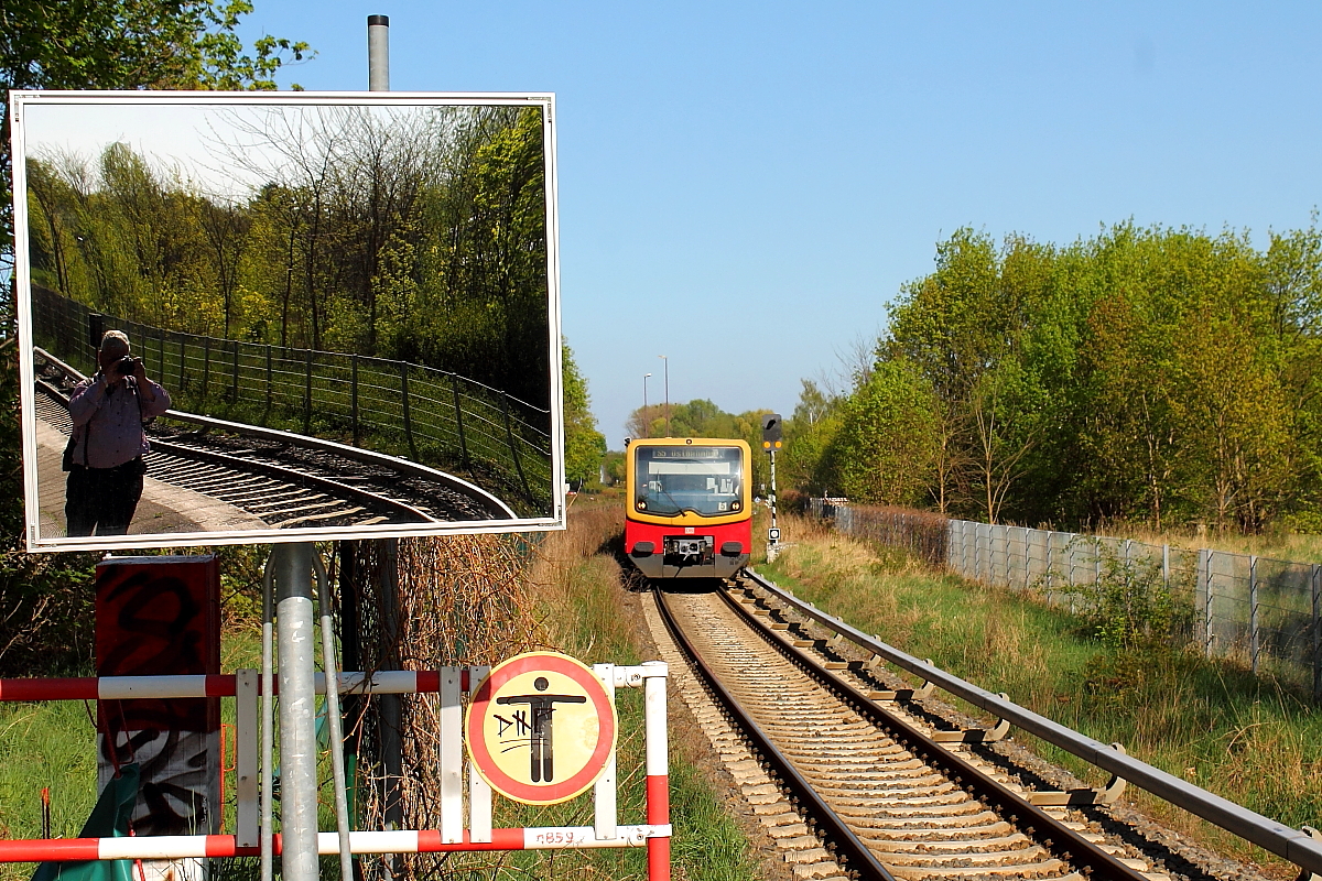 S-Bahn j.w.d, im Jrünen- ganz weit draußen, im Grünen.
Neuenhagen am 21.04.2018.
