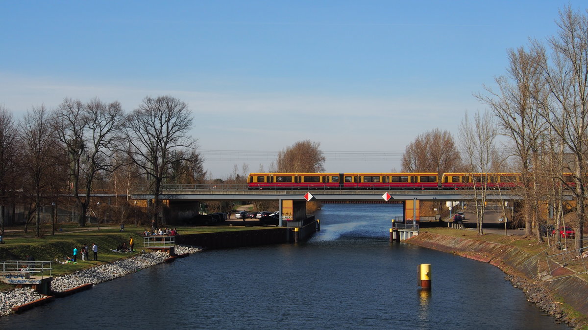 S-Bahn der Linie 42 (Dreiviertel-Zug)auf der Ringbahn.
Aufgenommen von der Sickingenbrücke am 07.04.2018