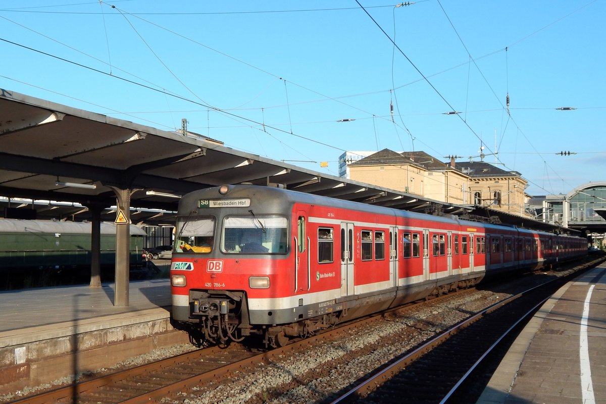 S-Bahn Rhein-Main: 420 786 / 420 286 und ein weiterer Triebzug der Baureihe 420 unterwegs als S 8 in Richtung Wiesbaden. (Aufnahmeort: Mainz Hauptbahnhof, Juni 2014)