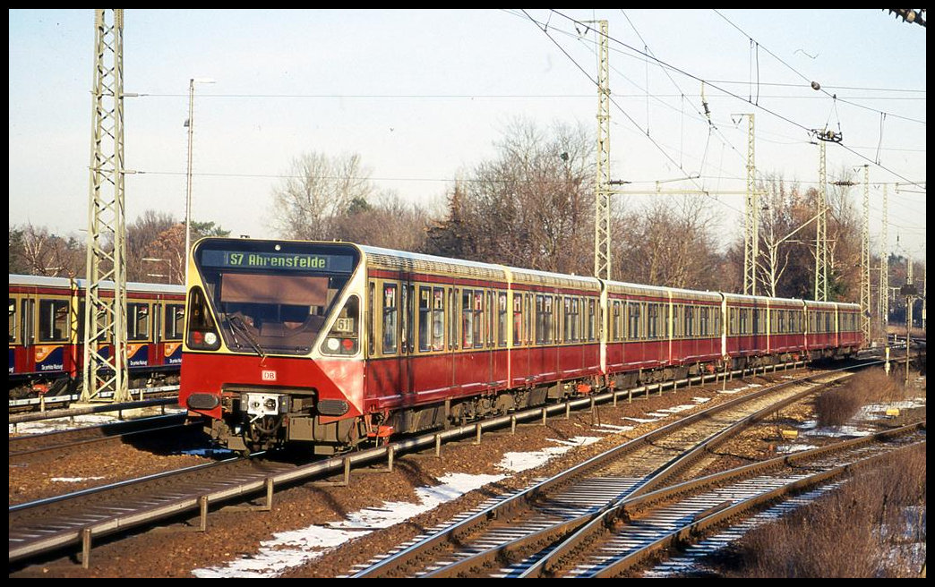 S Bahn Triebzug der S 7 nach Ahrensfelde am 5.1.2002 im Bahnhof Berlin Wannsee.