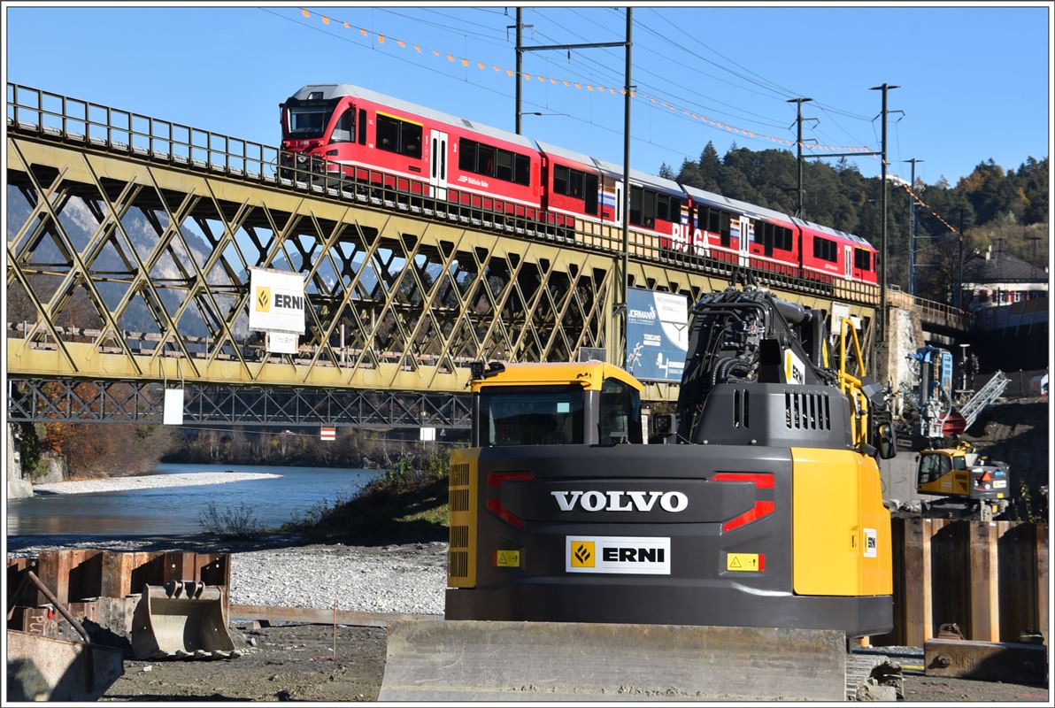 S1 1514 mit ABe 4/16 3105 auf der Hinterrheinbrücke bei Reichenau-Tamins. (16.11.2017)