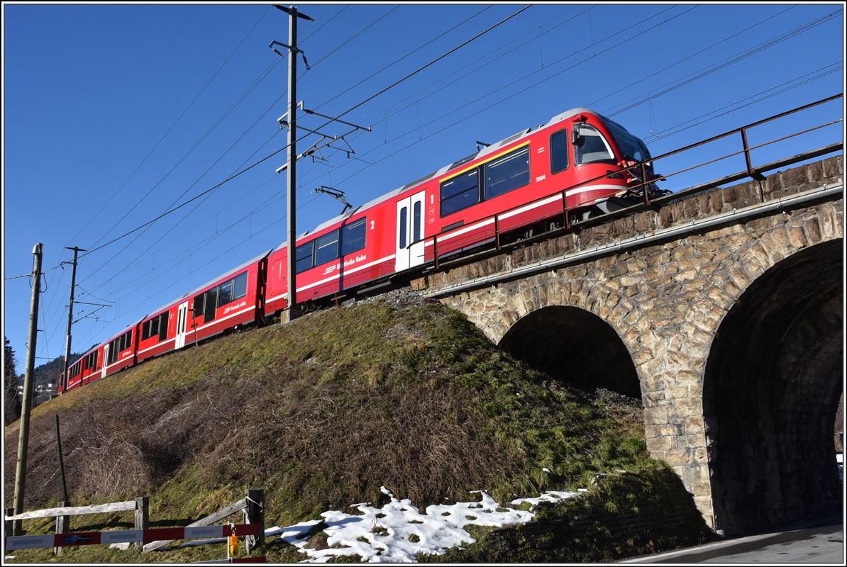 S1 1519 mit ABe 4/16 3104 bei Reichenau-Tamins. (25.12.2017)