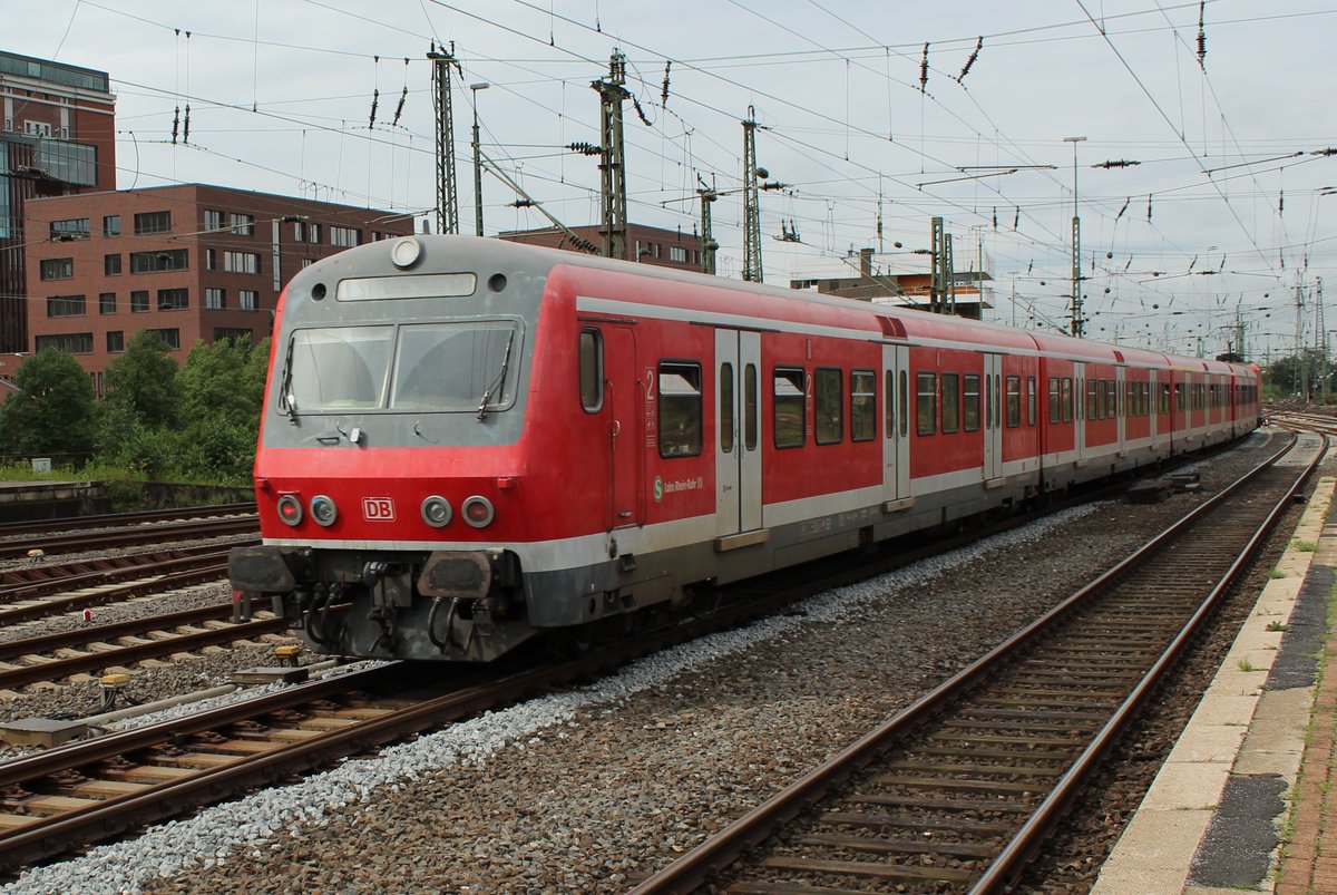 S1 nach Essen-Steele Ost fährt am 18.8.2017 aus dem Dortmunder Hauptbahnhof aus. Zuglok war 143 949-6.