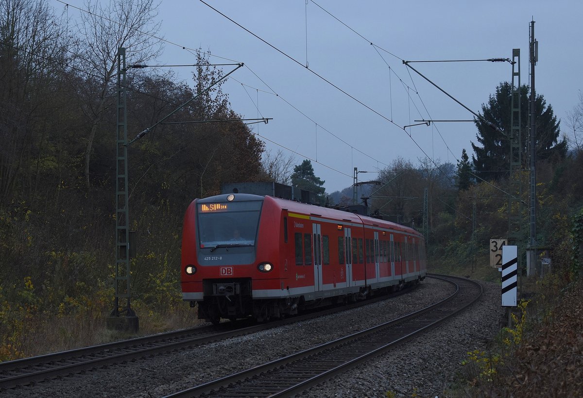 S1 nach Homburg kommt hier in Neckargerach vor meine Linse gefahren. 26.11.2016