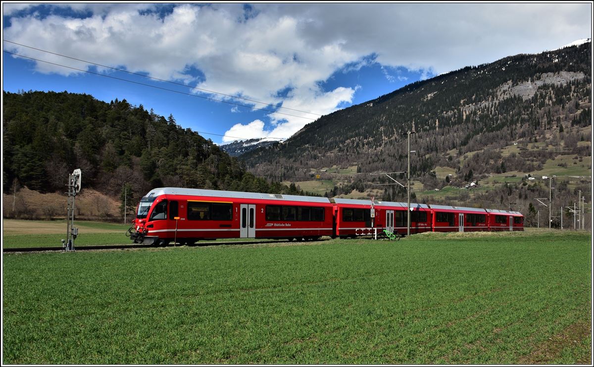 S2 1555 mit ABe 4/16 3104 nach Thusis zwischen Reichenau-Tamins und Bonaduz. (10.04.2018)