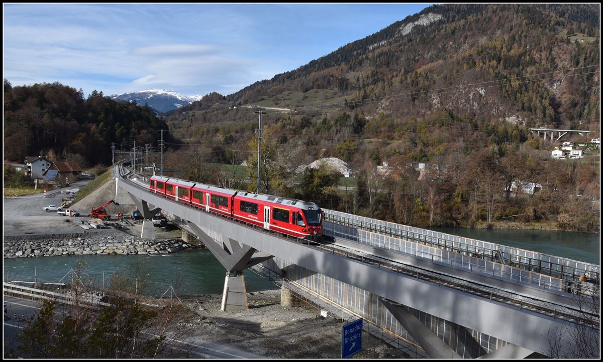 S2 1556 nach Chur mit ABe 4/16 3104 auf der neuen Hinterrheinbrücke bei Reichenau-Tamins. (21.11.2018)