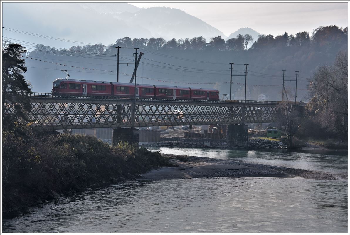 S2 1559 mit ABe 4/16 3104 nach Thusis auf der Hinterrheinbrücke bei Reichenau-Tamins. (16.11.2017)