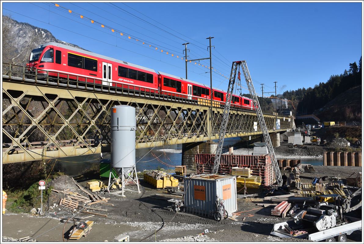 S2 1560 mit ABe 4/16 3104 auf der Hinterrheinbrücke bei Reichenau-Tamins.