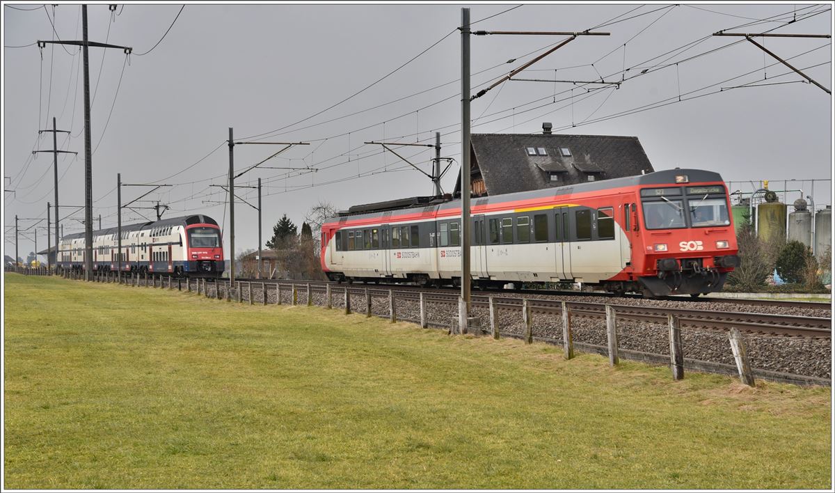 S2 514 056-6 begegnet S27 mit 566 176 zwischen Schübelbach-Buttikon und Siebnen-Wangen. (13.02.2017)