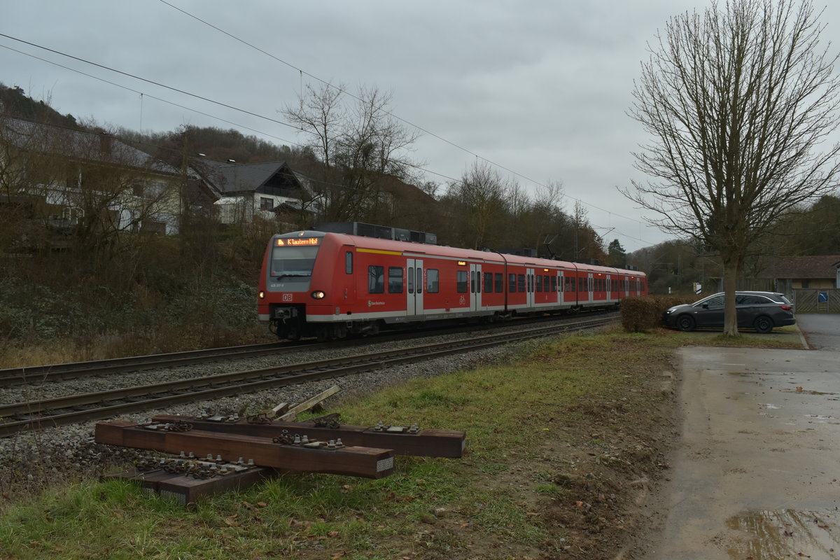S2 nach Kaiserslautern fährt in Neckargerach ein am Mittag des 25.12.2016