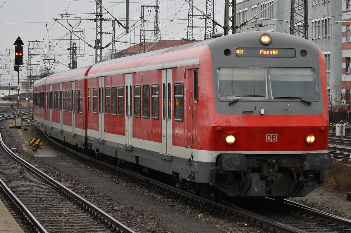 S2 von Schwabach nach Feucht fährt am 28.12.2017 in den Nürnberger Hauptbahnhof ein. Schublok war 143 358-0.