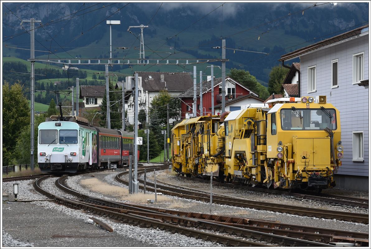 S22 2150 mit BDeh 4/4 14 nach St.Gallen verlässt Appenzell. (18.09.2017)