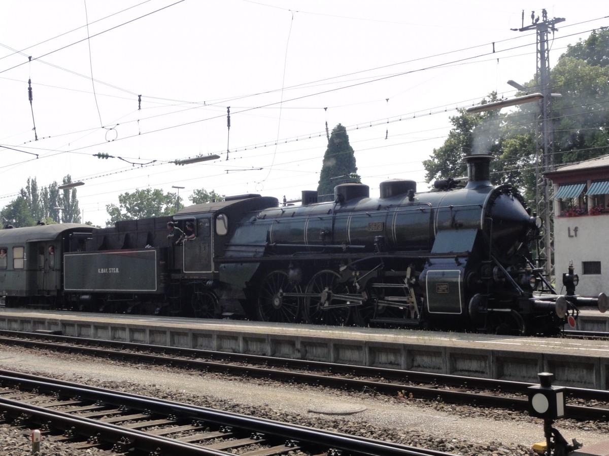 S3/6 3673 des Bayrischen Eisenbahnmuseums rangiert am 30.06.2012 ihren Sonderzug wieder in den Hbf Lindau, um recht bald ber die Allgubahn nach Nrdlingen zurckzufahren