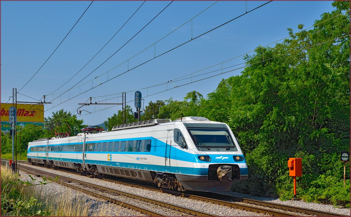 SŽ 310-? fährt durch Maribor-Tabor Richtung Maribor Hauptbahnhof. /13.6.2014