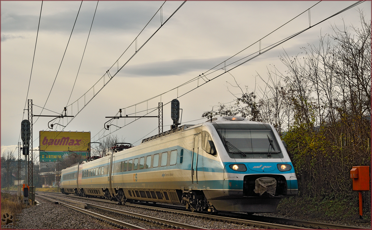 SŽ 310-? fährt durch Maribor-Tabor Richtung Maribor HBF. /15.12.2014