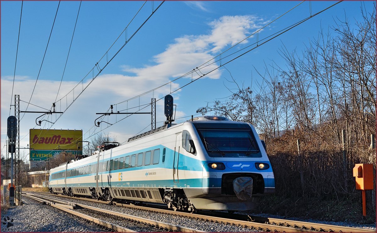 SŽ 310-? fährt durch Maribor-Tabor Richtung Maribor HBF. /14.1.2015