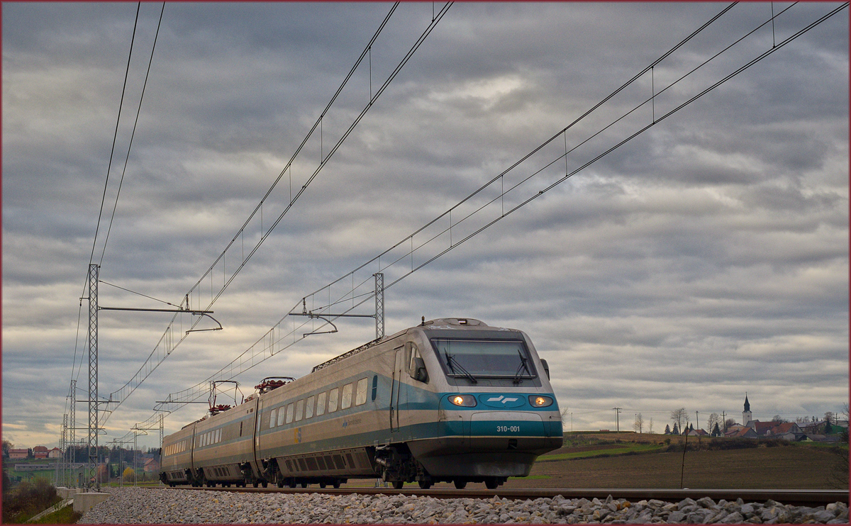 SŽ 310-001 fährt an Črešnjevec vorbei Richtung Maribor. /21.11.2017