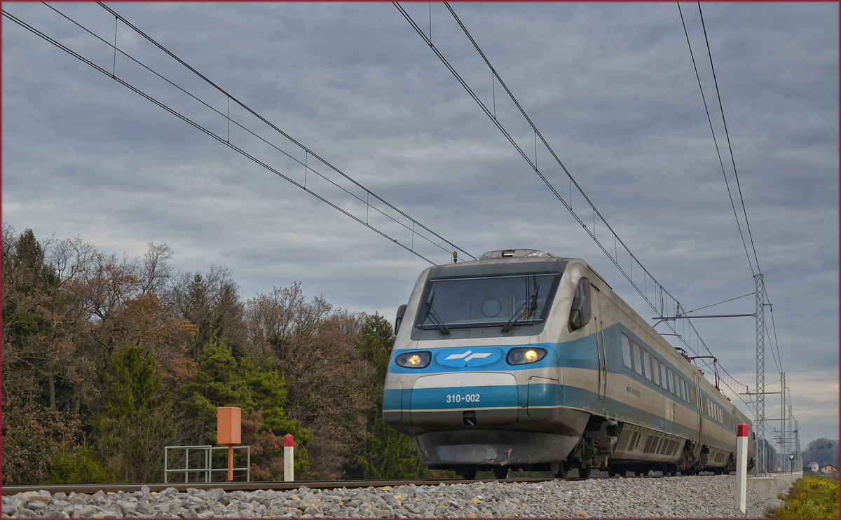 SŽ 310-002 fährt an Črešnjevec vorbei Richtung Ljubljana. /21.11.2017