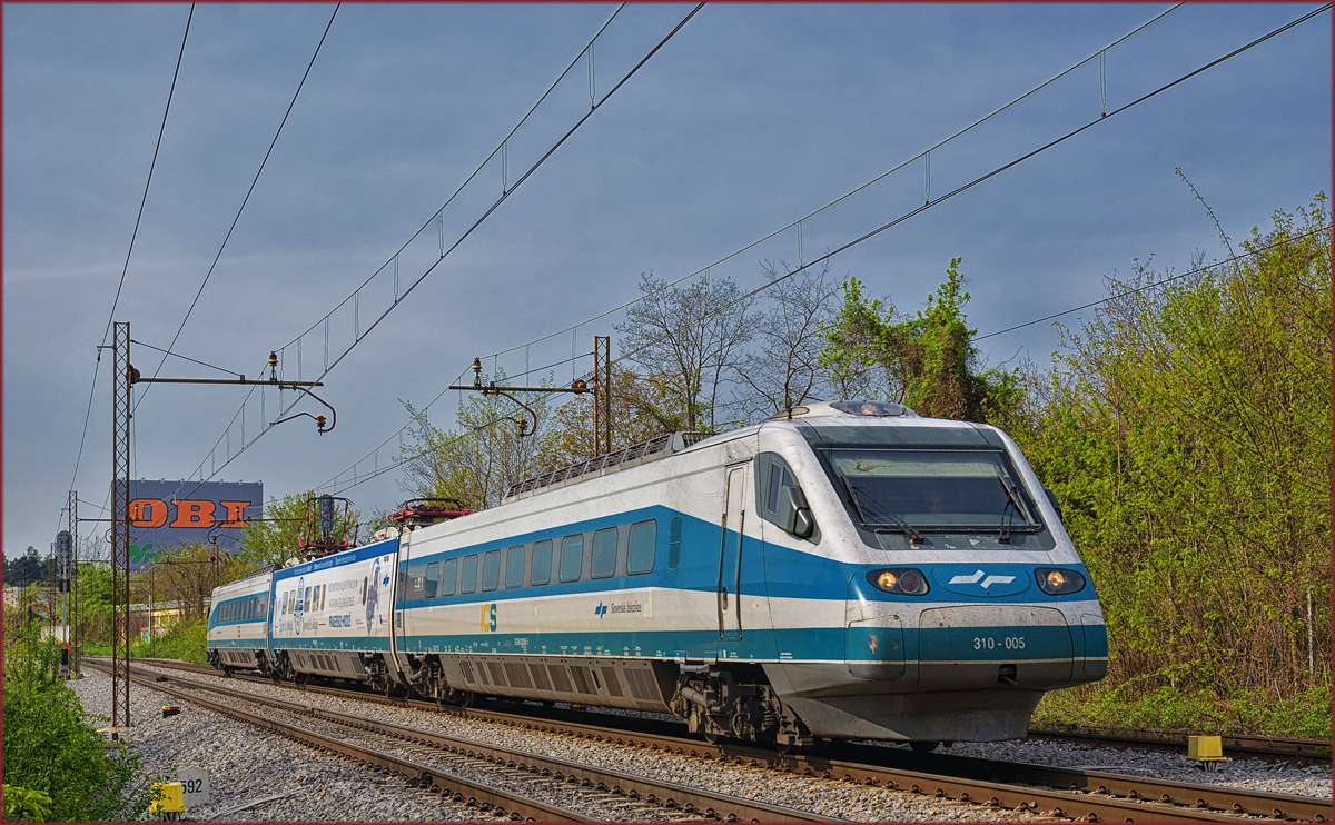 SŽ 310-005 fährt durch Maribor-Tabor Richtung Maribor HBF. /12.4.2017