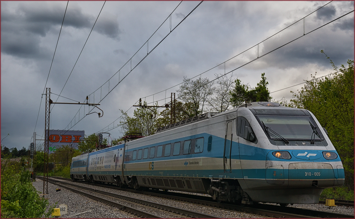 SŽ 310-005 fährt durch Maribor-Tabor Richtung Maribor HBF. /19.4.2017