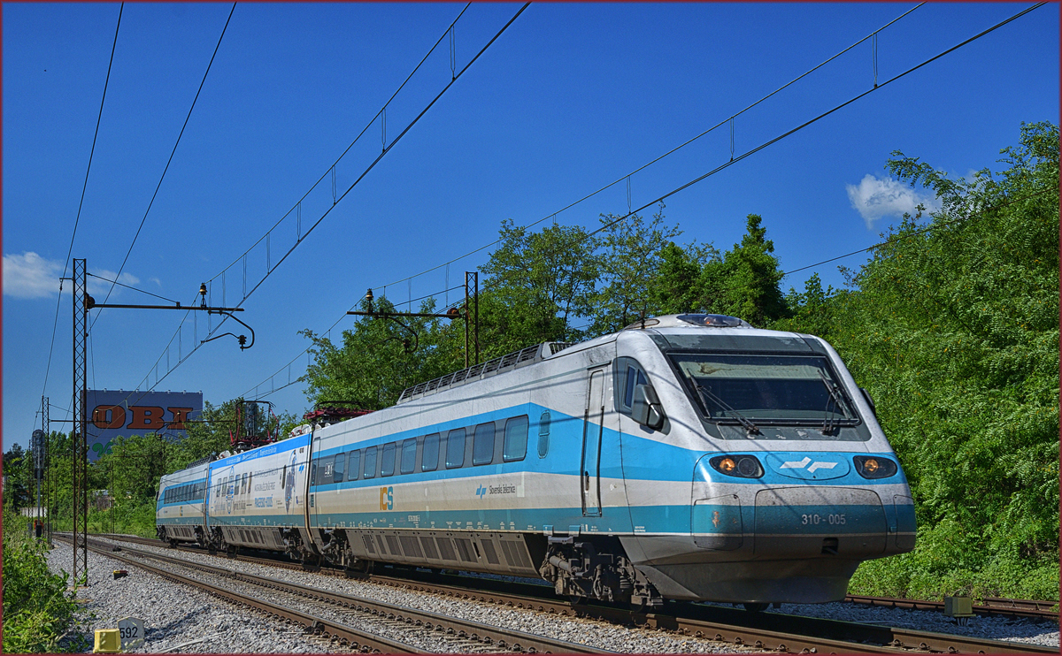 SŽ 310-005 fährt durch Maribor-Tabor Richtung Maribor HBF. /23.5.2017