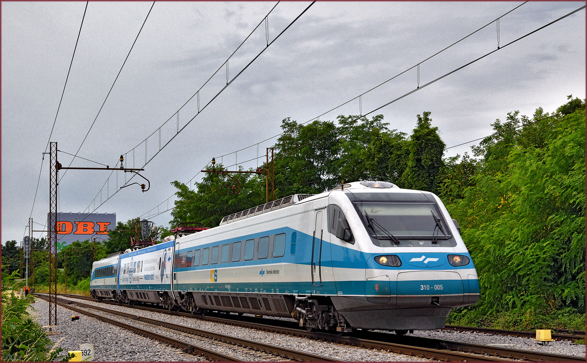 SŽ 310-005 fährt durch Maribor-Tabor Richtung Maribor HBF. /15.7.2016