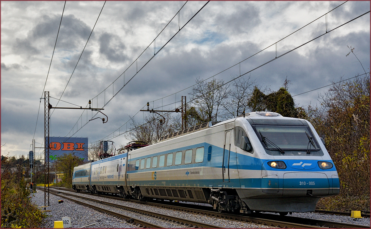SŽ 310-005 fährt durch Maribor-Tabor Richtung Maribor HBF. /21.11.2016
