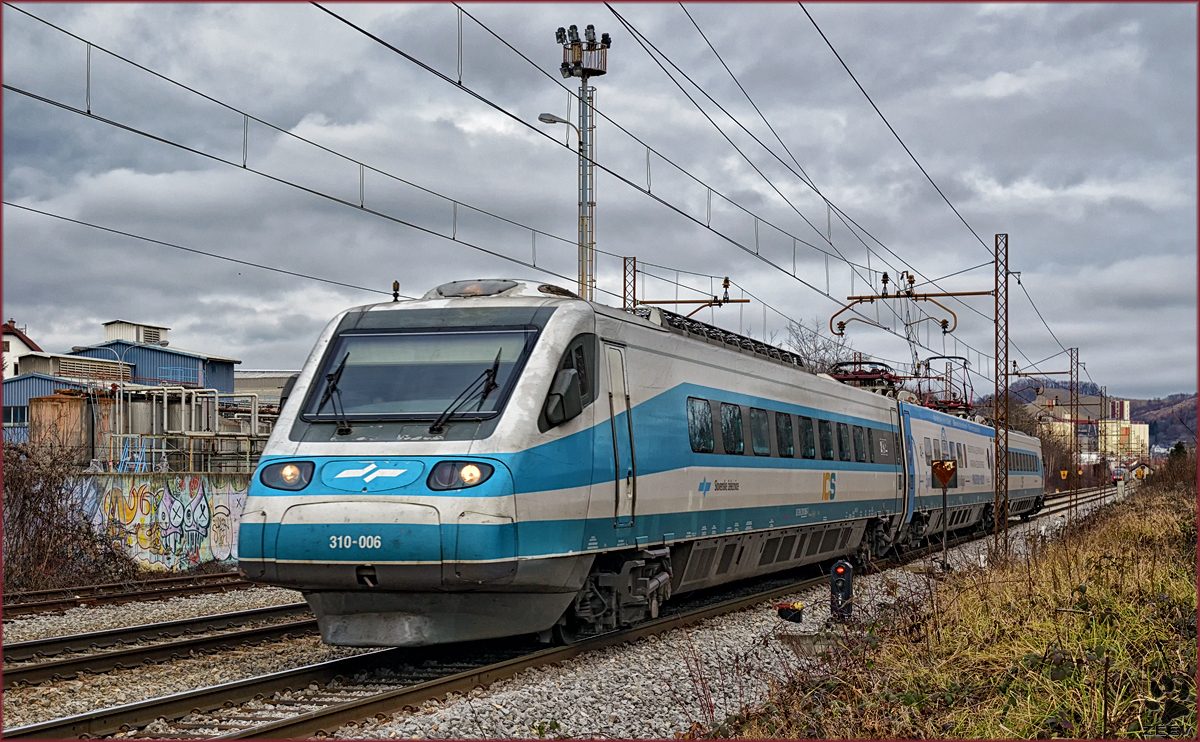 SŽ 310-006 fährt durch Maribor-Tabor Richtung Ljubljana. /28.12.2016