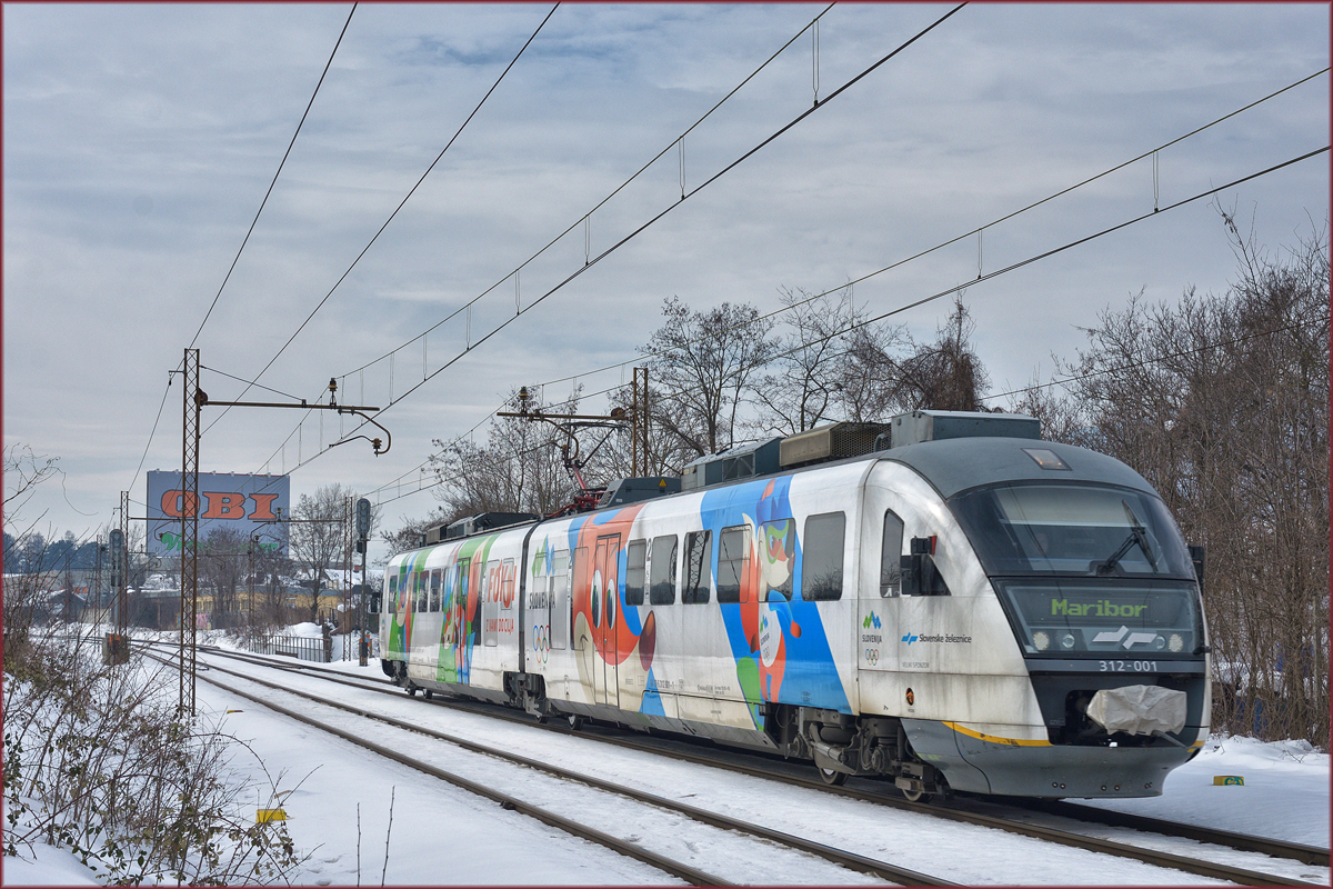 SŽ 312-001 fährt durch Maribor-Tabor Richtung Maribor HBF. /7.3.2018